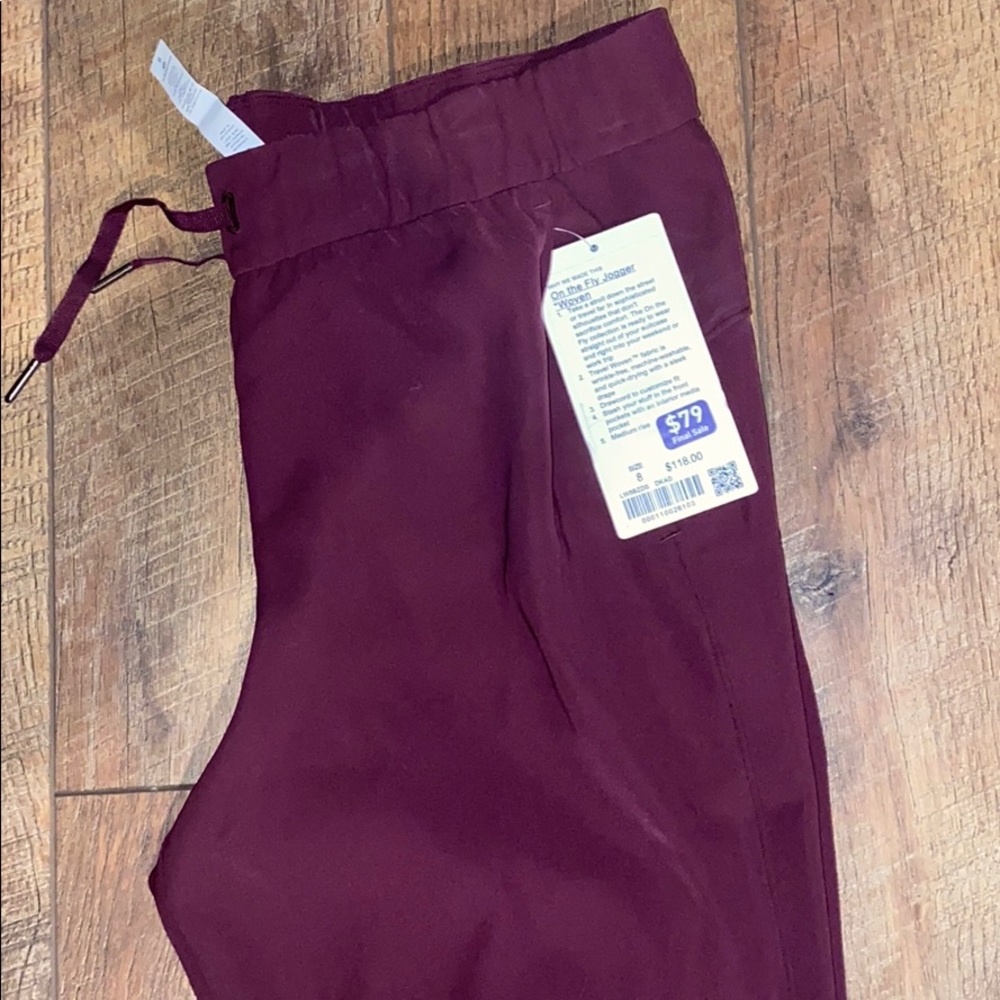 Lululemon On the Fly Jogger * Woven